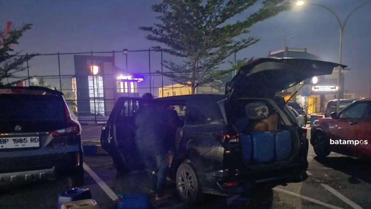 Polisi mengamankan barang bukti sejumlah jerigen yang digunakan untuk menampung minyak subsidi. f. istimewa
