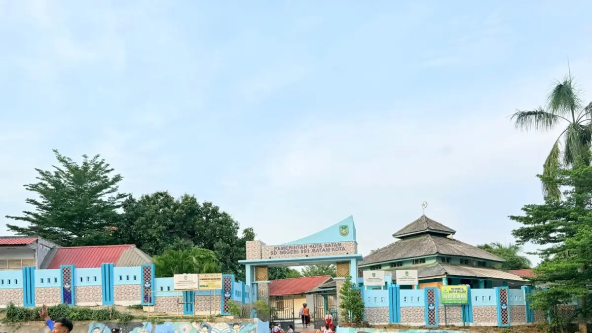 Polwan pengaturan lalu lintas di depan SD Negeri 001 Sungai Panas. F.Dok Polresta barelang untuk Batam Pos