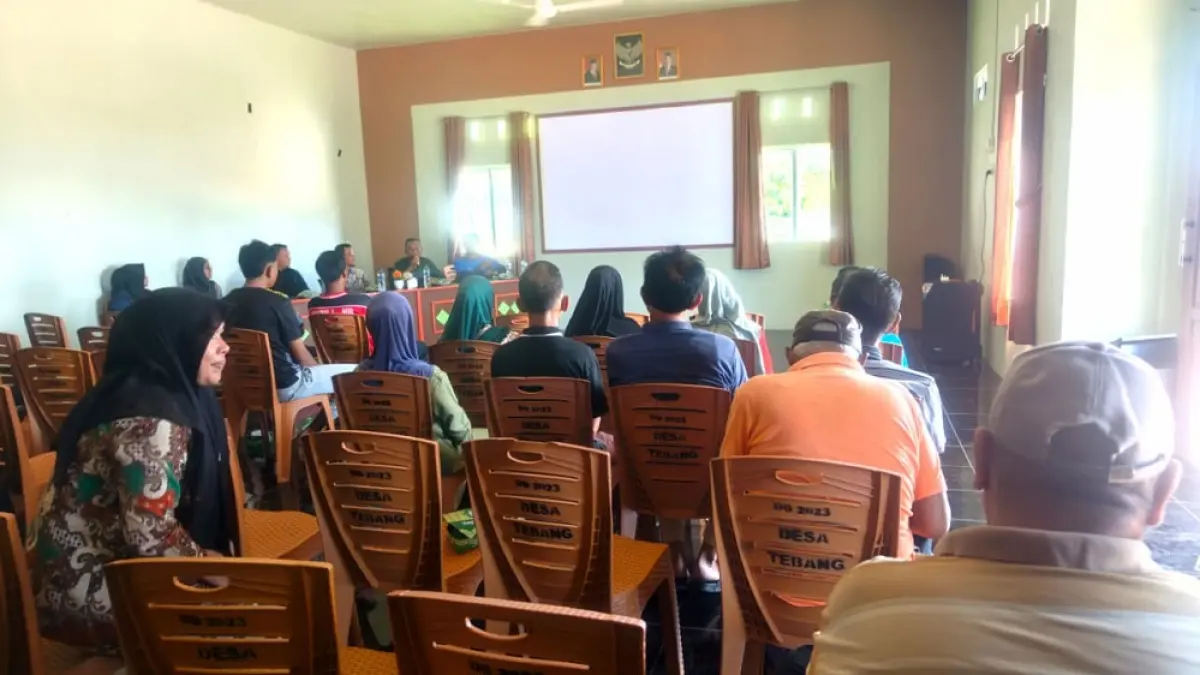 Salah satu peternak sedang bertanya kepada Plt Kadis DPPP Kepulauan Anambas, Arcan Iskandar dalam penyuluhan penyakit hewan menular. Foto : Ihsan Imaduddin/Batam Pos