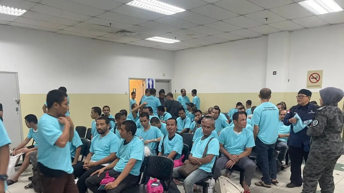 Sebanyak 232 WNI dan PMI dipulangkan dari Malaysia,  termasuk bayi tiga bulan ikut tiba di Batam. F. Dok. KJRI untuk Batam Pos 