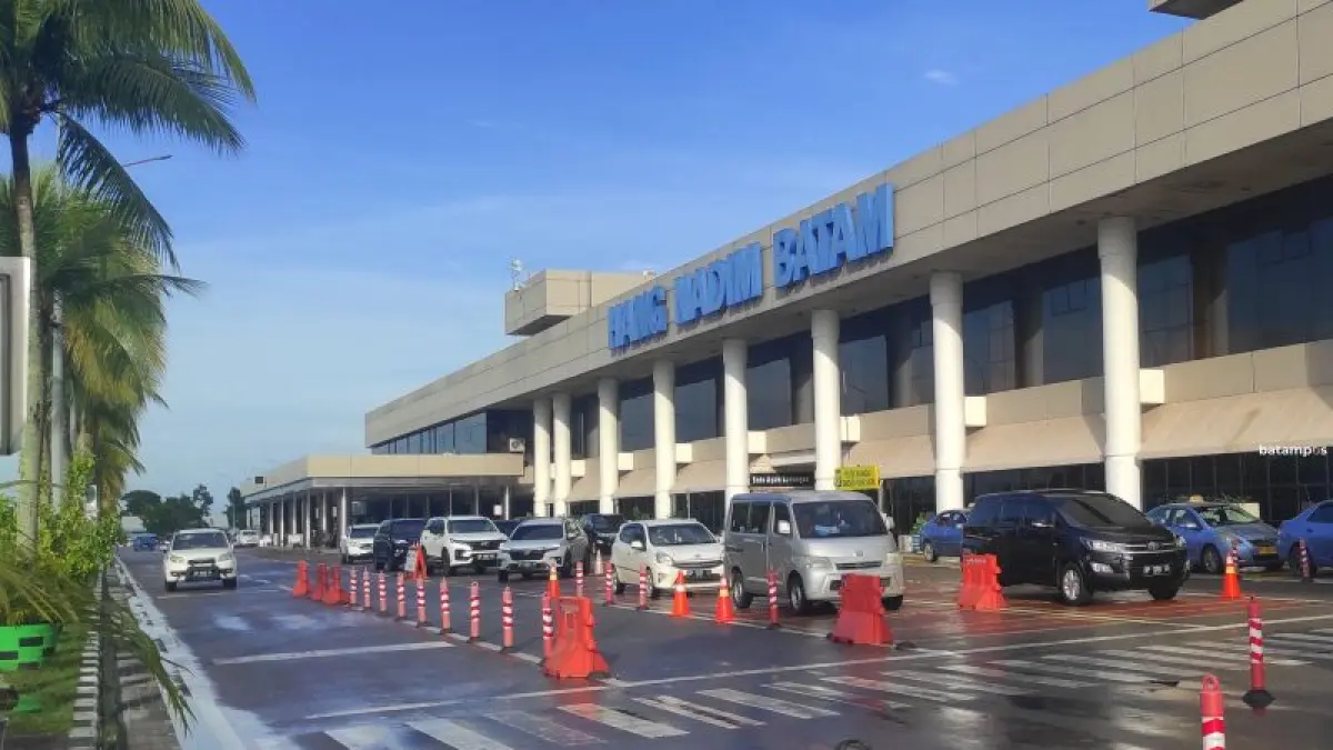 Sejumlah kendaraan Bandara Hang Nang Nadim Batam. Foto: Cecep Mulyana/Batam Pos