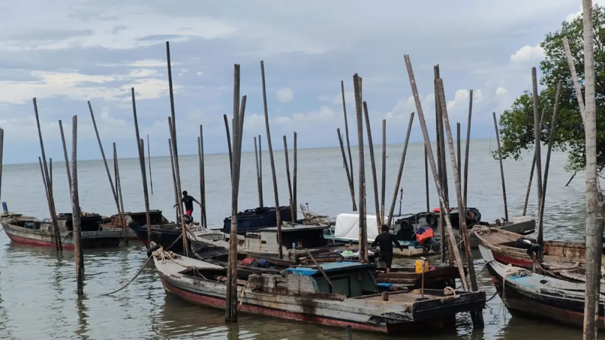 Nelayan di Kecamatan Meral Barat masih kesulitan mendapatkan BBM bersubsidi akibat belum tersedianya SPBB laut di wilayah tersebut. Nampak kapal-kapal nelayan tradisional berukuran kecil sedang ditambat di salah satu pinggir laut Coastal Area.  F. Sandi Pram / Batam Pos
