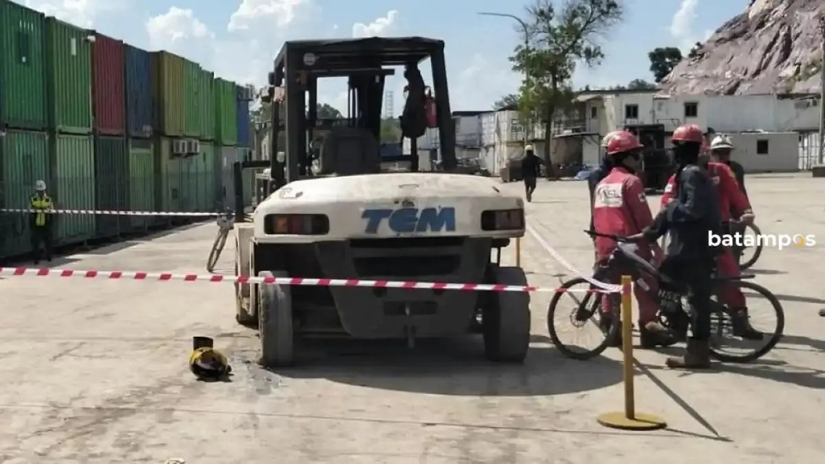 Barang bukti Forklift yang digunakan dalam kecelakaan kerja yang menewaskan seorang pekerja di galangan kapal PT ASL Shipyard Tanjunguncang, Kecamatan Batuaji. F. Istimewa