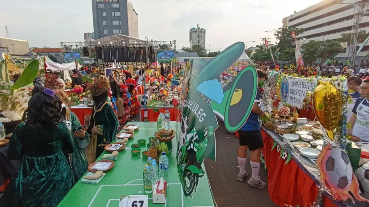 Beberapa peserta festival Rujak Uleg 2026 dan pengunjung mulai memadati lokasi.(ANDY SATRIA/RADAR SURABAYA)
