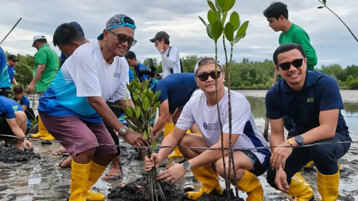 
Peserta dan komunitas lari mengikuti penanaman mangrove di muara Sungai Teluk Sebong, pesisir Pelabuhan Bandar Bentan Telani (BBT), Lagoi, Bintan, Sabtu (9/5/2026). Kegiatan ini merupakan bagian dari kompensasi jejak karbon Mandiri Bintan Marathon 2025. Foto: Slamet Nofasusanto/Batam Pos.