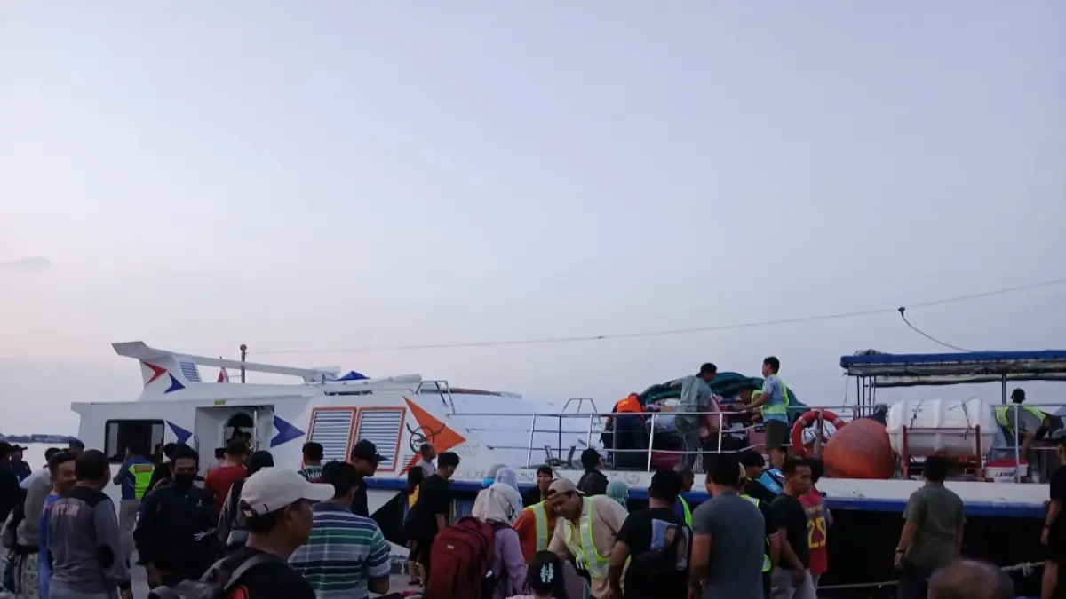 Kapal ferry yang melayani rute Tanjungpinang-Batam-Anambas sedang berdansar di Pelabuhan Tarempa. Foto : Ihsan Imaduddin/Batam Pos