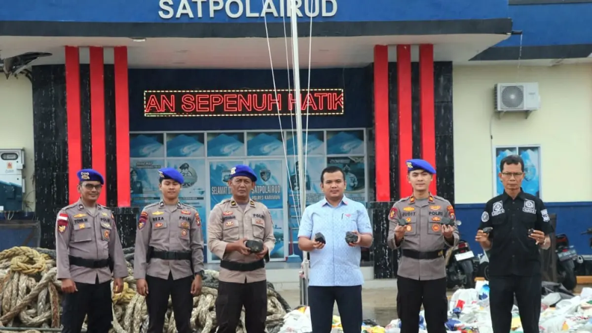 Kasat Polairud Polres Karimun menunjukkan barang bukti timah ilegal yang akan diabwa ke Provinsi Riau. F. Dokumentasi Satpolairud untuk Batam Pos