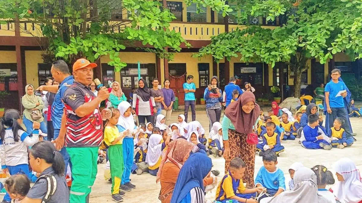 Ketua BSI Pensosmas, Miswanto, memberikan edukasi mengenai pemanfaatan sampah dan pengelolaan lingkungan ke generasi muda. F. Kiriman Miswanto untuk Batam Pos