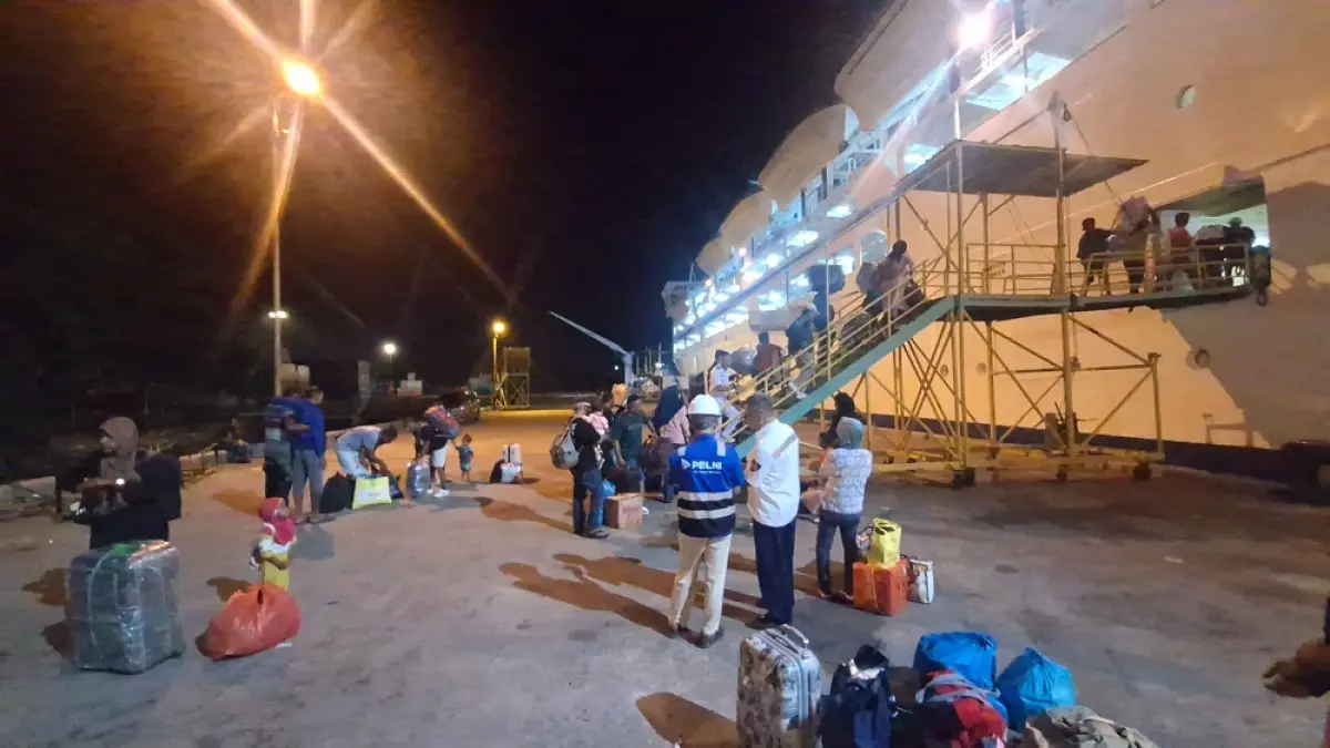 KM Tidar saat sandar di Pelabuhan Sei Kolak, Kijang, Bintan, beberapa waktu lalu. F. Dola untuk Batam Pos
