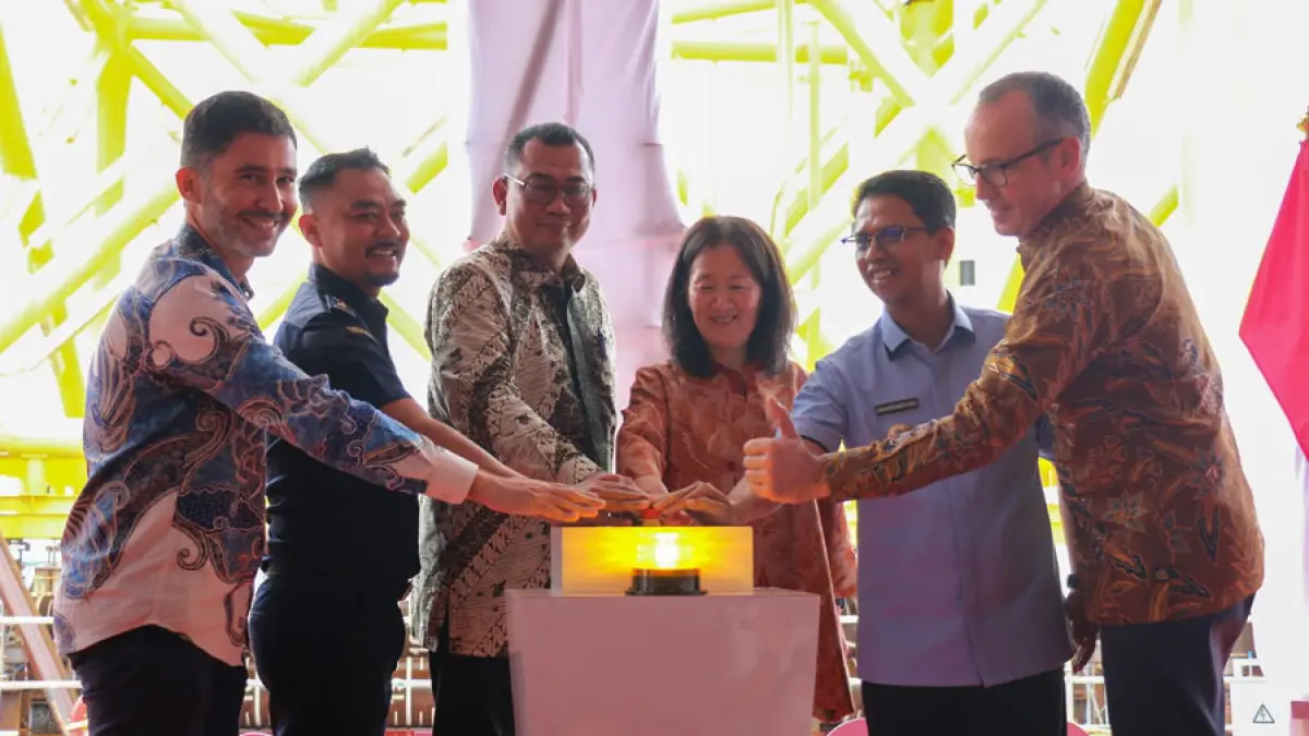 Bupati Karimun, Iskandarsyah bersama Deputi SKK Migas serta petinggi PT Saipem Indonesia Karimun Yard menekan tombol untuk peluncuran Proyek UCC Offshore Uba Jacket untuk pengeboran minyak dan gas di Tangguh, Papua Barat.  F. Dokumentasi Protokoler Pimpinan 
