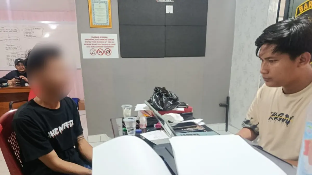 Salah satu pelaku curat diperiksa di Mapolsek Bintan Timur. F. Kiriman Yofi Akbar untuk Batam Pos