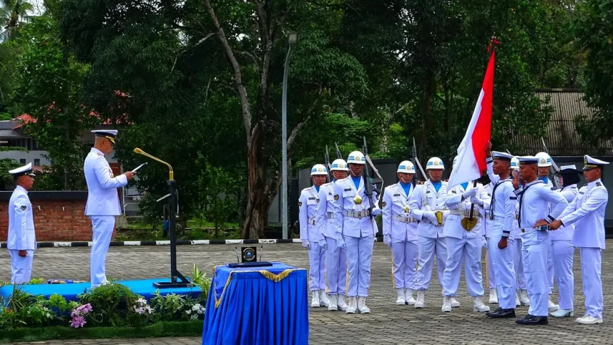 Wadan Kodiklatal Laksda TNI Singgih Sugiarto memimpin pengukuhan siswa Dikmata Angkatan Ke-XLVI TA 2026 Satdik 1 di Lapangan Laut Arafuru Satdik 1 Tanjung Uban Kodiklatal, pada Sabtu (9/5/2026). F. Kiriman Yudha untuk Batam Pos