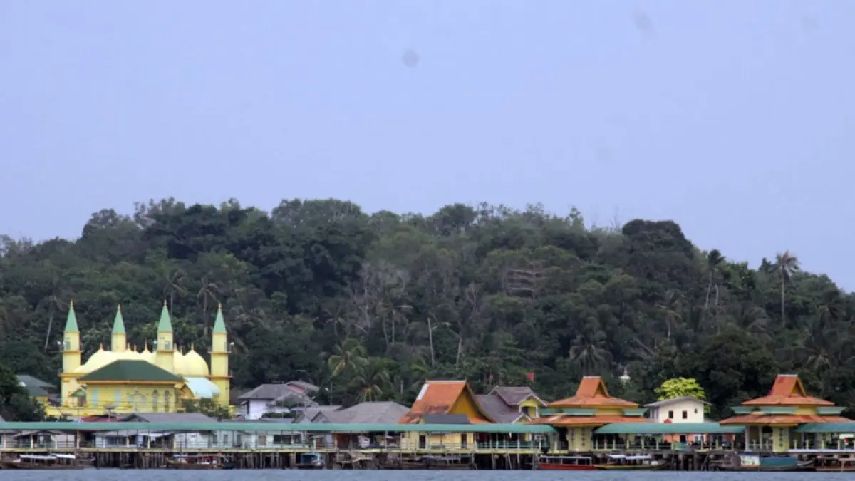 Direktur Perencanaan Peningkatan Produktivitas dan Pembangunan Tematik Bappenas, Uke Mohammad Hussein, berkunjung ke Pulau Penyengat, Tanjungpinang, untuk meninjau potensi pengembangan kawasan ekonomi kreatif berbasis budaya dan sejarah Melayu.   F. Yusnadi / Batam Pos