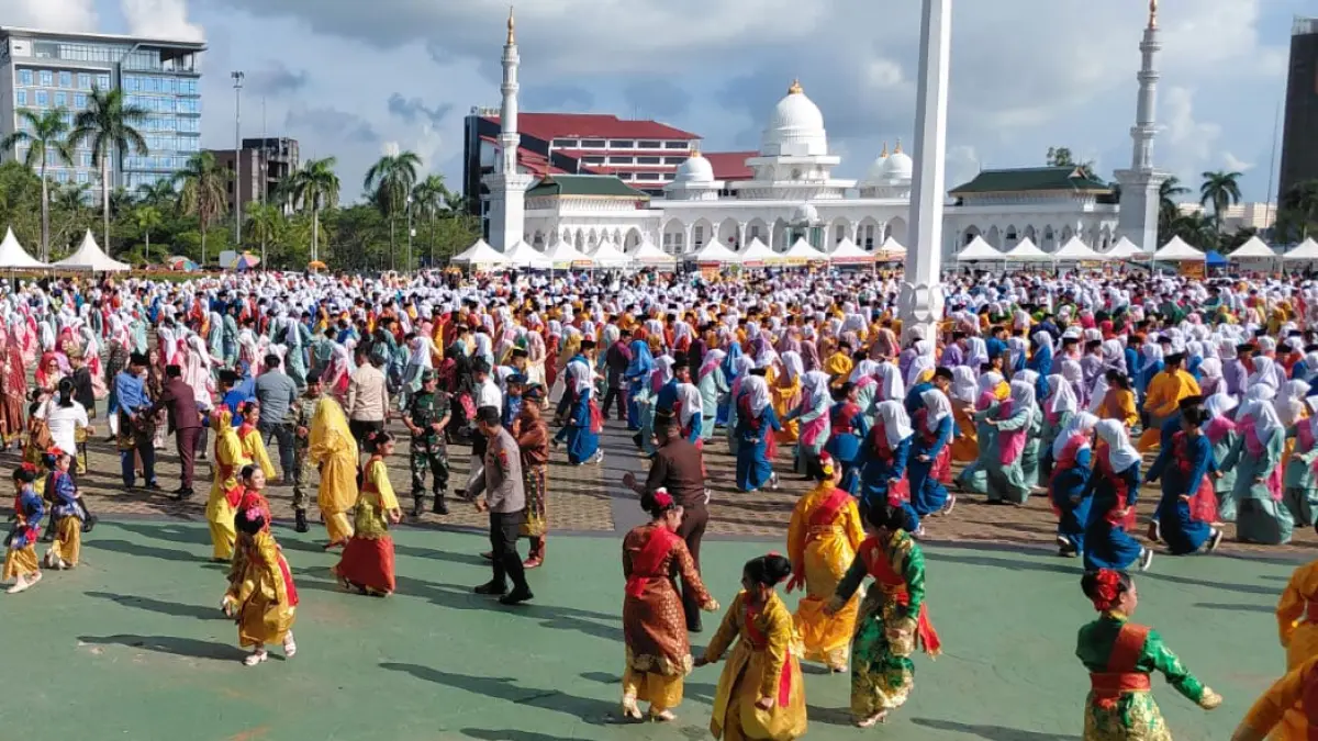 5.120 pelajar memadati Dataran Engku Putri, Senin, (11/5) untuk menampilkan tari Zapin secara massal bersama Wali Kota Batam, Amsakar Achmad. F. Azis Maulana / Batam Pos