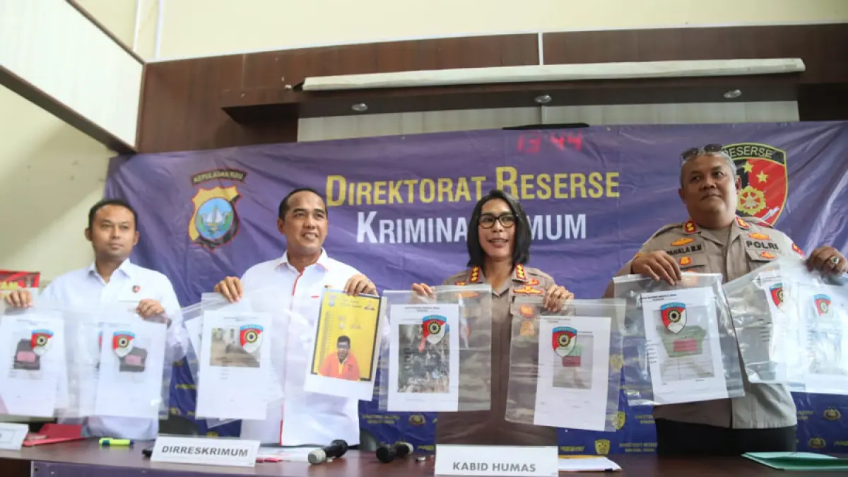 Dirreskrimum Polda Kepri Kombes Pol Ronni Bonic, bersama Kabid Humas Polda Kepri Kombes Pol. Dr. Nona Pricillia Ohe, Kapolres Lingga AKBP Pahala  memberikan keterangan pengungkapan kasus pembunuhan  saat ekspos di Mapolda Kepri, Senin (11/5). F Cecep Mulyana/Batam Pos