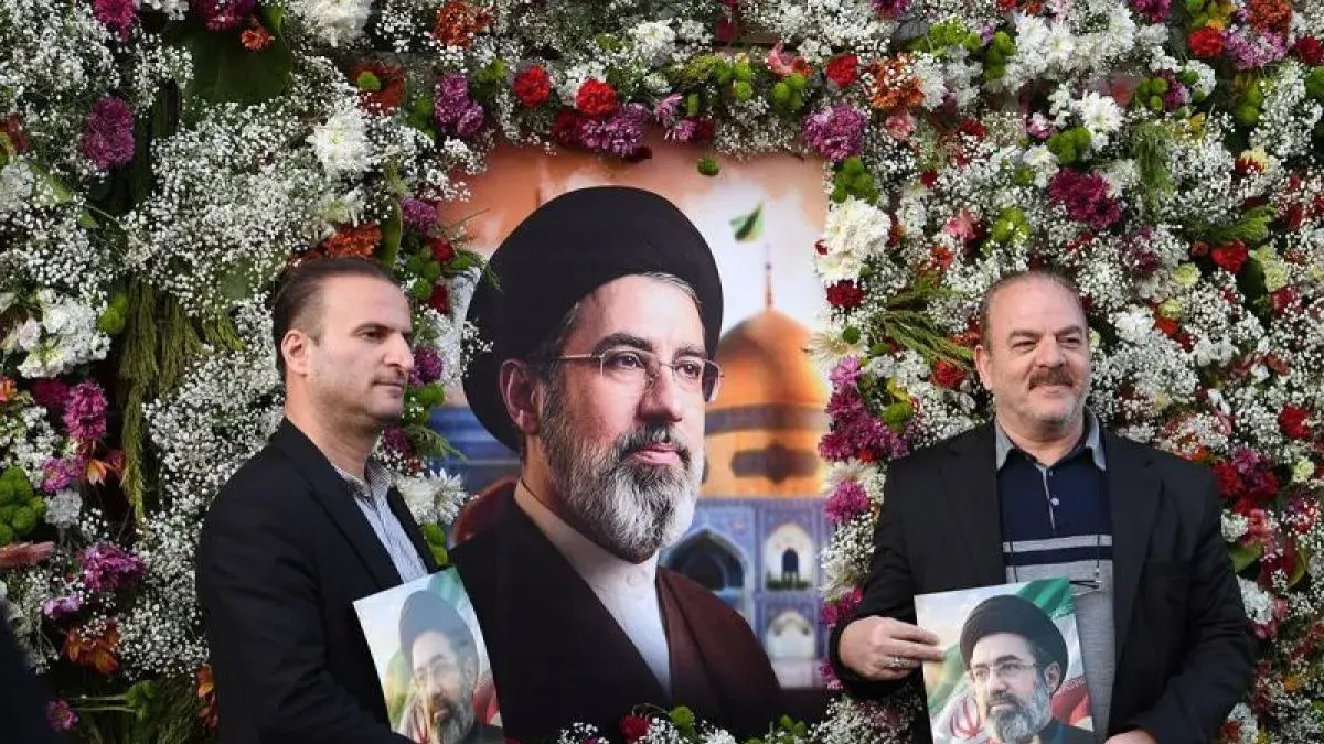 Dua orang pria berpose dengan membawa foto pemimpin tertinggi Iran, Mojtaba Khamenei, saat berpartisipasi dalam unjuk rasa di Teheran, Iran, Rabu (29/4/2026). ANTARA/Xinhua/Shadati/aa.