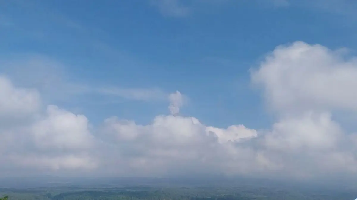Gunung Semeru erupsi disertai letusan abu vulkanik setinggi 800 meter di atas puncak pada Senin (11/5/2026) pagi. ANTARA/HO-PVMBG 