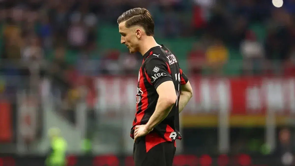 Ilustrasi.  Penyerang sayap AC Milan Alexis Saelemaekers bereaksi setelah timnya takluk dengan skor 0-3 kontra Udinese pada pertandingan Liga Italia di Stadion San Siro, Milan, Sabtu (11/4/2026) waktu setempat. (acmilan.com)