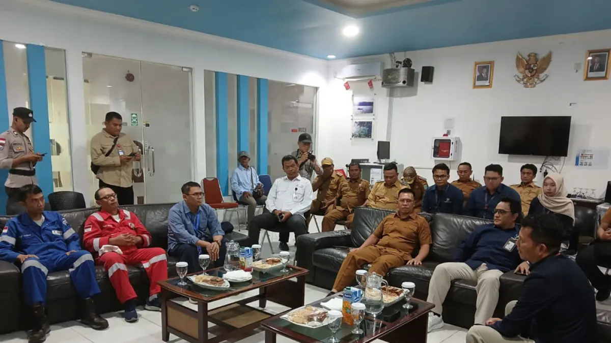 Keterangan : Kepala BPS Kepri, Toto Silitonga didampingi Bupati Kepulauan Anambas, Aneng mendatangi Matak Base untuk melaksanakan Sensus Ekonomi.  F. Ihsan Imaduddin/Batam Pos