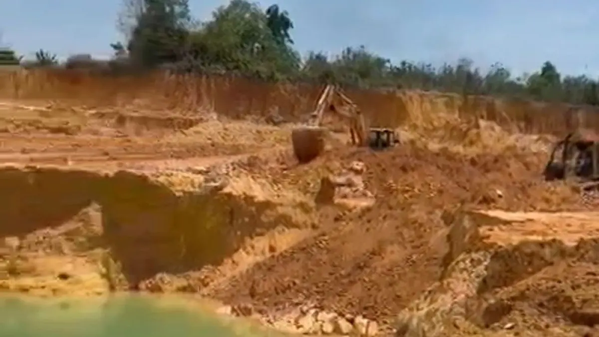 P Batam tengah melakukan penutupan sejumlah lubang bekas galian yang kondisinya sudah sangat memprihatinkan.