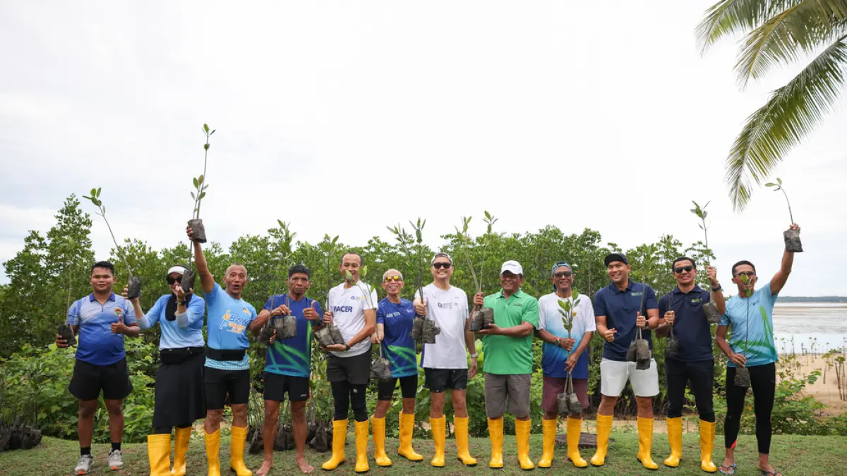 Para pelari saat Mandiri Bintan Marathon 2025 turut ambil bagian dalam upaya pelestarian lingkungan dengan menanam pohon. F.Istimewa