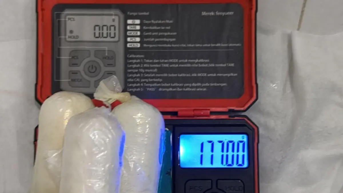 Polisi menyita barang bukti berupa tiga bundel plastik bening berisi sabu dengan berat bruto 176 gram, satu bungkus sabu seberat bruto satu gram dan barang bukti lainnya. F. Yashinta / Batam Pos