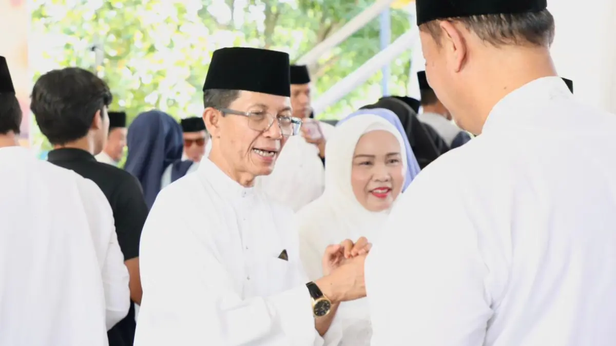 Wali Kota Batam, Amsakar Achmad bersama istrinya Erlita Amsakar menyambut para tamu saat acara Walimatus Safar. F.Diskominfo Batam