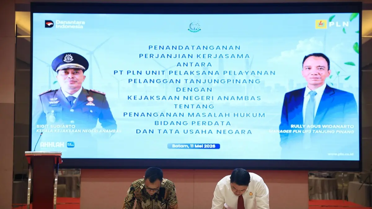 Manager PLN UP3 Tanjungpinang, Rully Agus Widanarto, (kiri) menandatangani Perjanjian Kerja Sama (PKS) bersama Kepala Kejaksaan Negeri Anambas, Sigit Sugiarto, (kanan) terkait penanganan masalah hukum bidang perdata dan tata usaha negara. Foto: Rian Syahputra untuk Batam Pos
