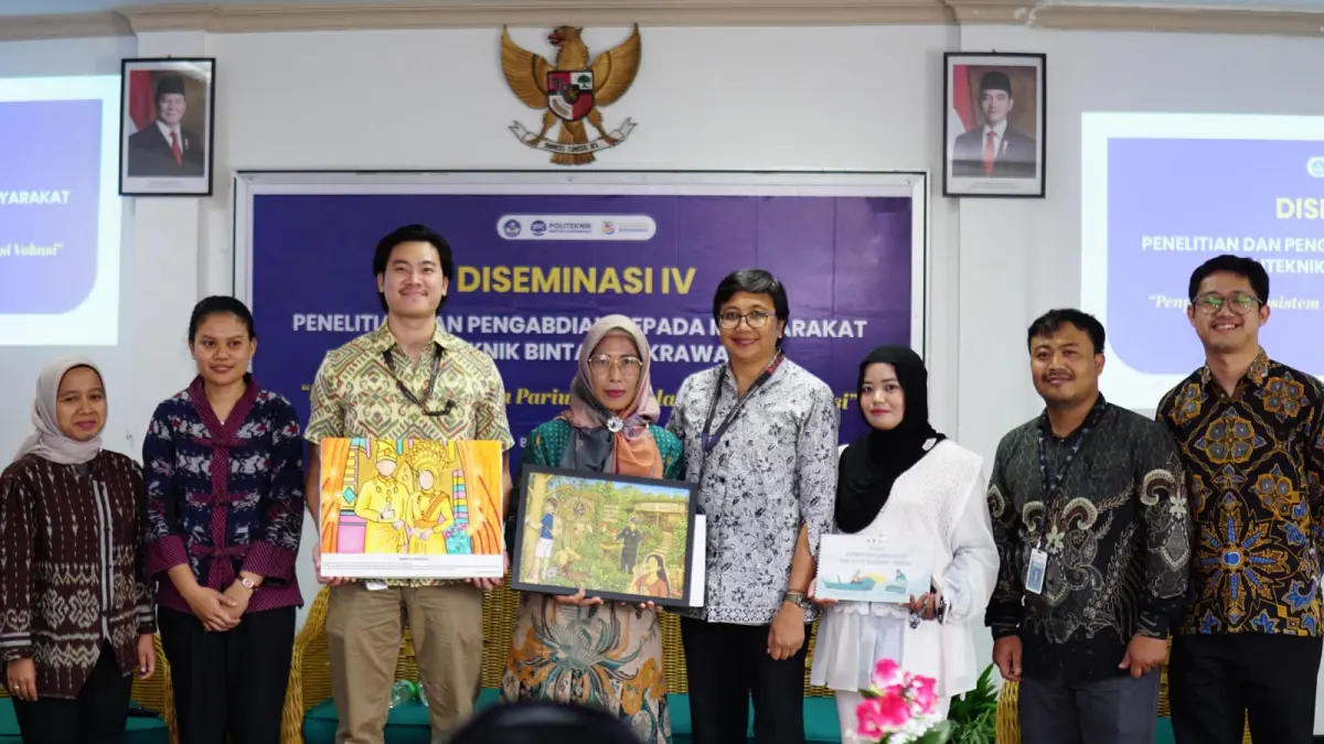 PENYERAHAN produk riset dan PKM kepada mitra, disaksikan Direktur Politeknik Bintan Cakrawala, Emilia Ayu Dewi Karuniawati pada kegiatan Diseminasi IV Penelitian dan Pengabdian kepada Masyarakat di Aula PBC, Bintan pada Selasa (12/5/2026). F.PBC untuk Batam Pos
