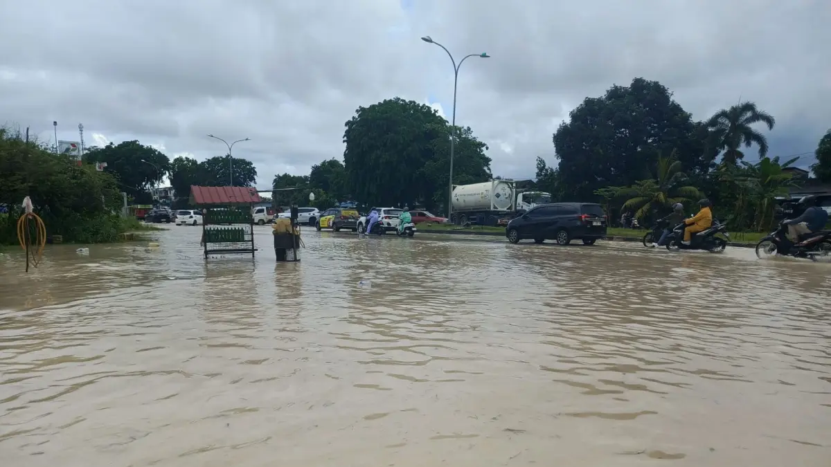 Air yang menggenangi badan jalan terlihat cukup tinggi hingga menutup hampir seluruh ruas. F. Eusebius Sara / Batam Pos