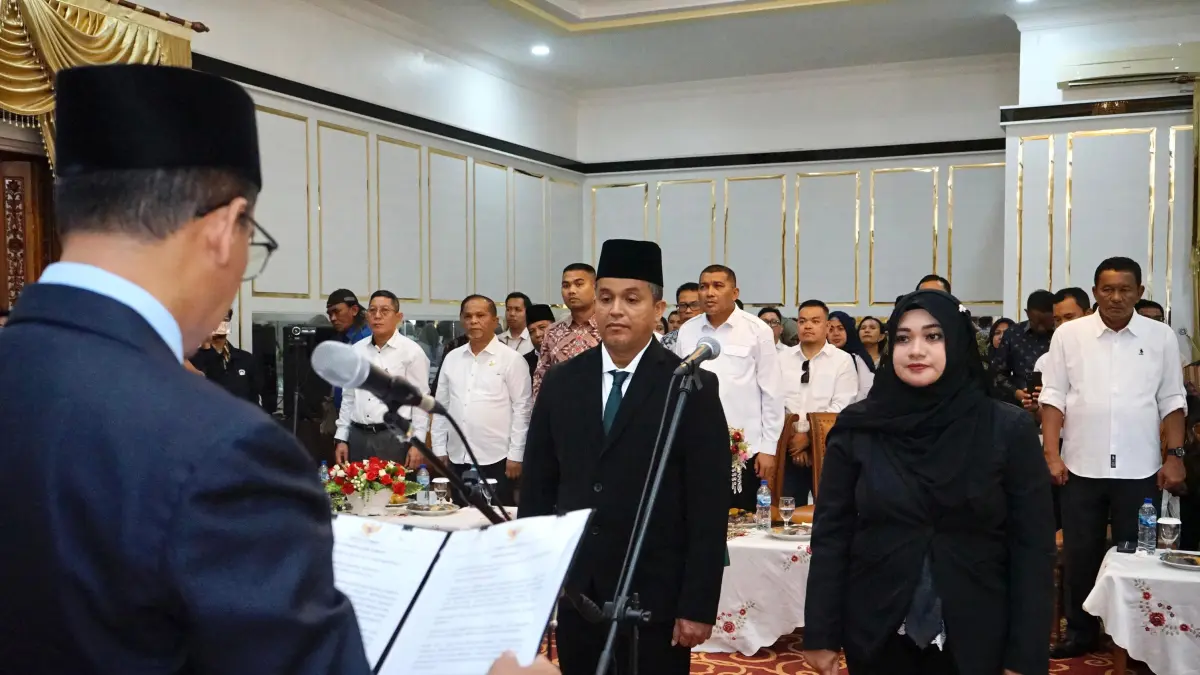 BUPATI Karimun, Iskandarsyah ketika melantik Wan Abdul Rahman sebagai Dirut dan Siska Narita sebagai Direktur Kepatuhan di Perumda BPR Tuah Karimun, 13 Augustus 2025 lalu. F Humas Pemkab Karimun untuk Batam Pos
