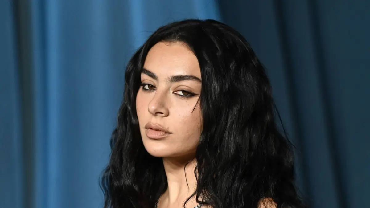 Charli XCX merilis lagu I Keep On Thinking Bout You Every Single Day and Night. (x.com/PopCrave)