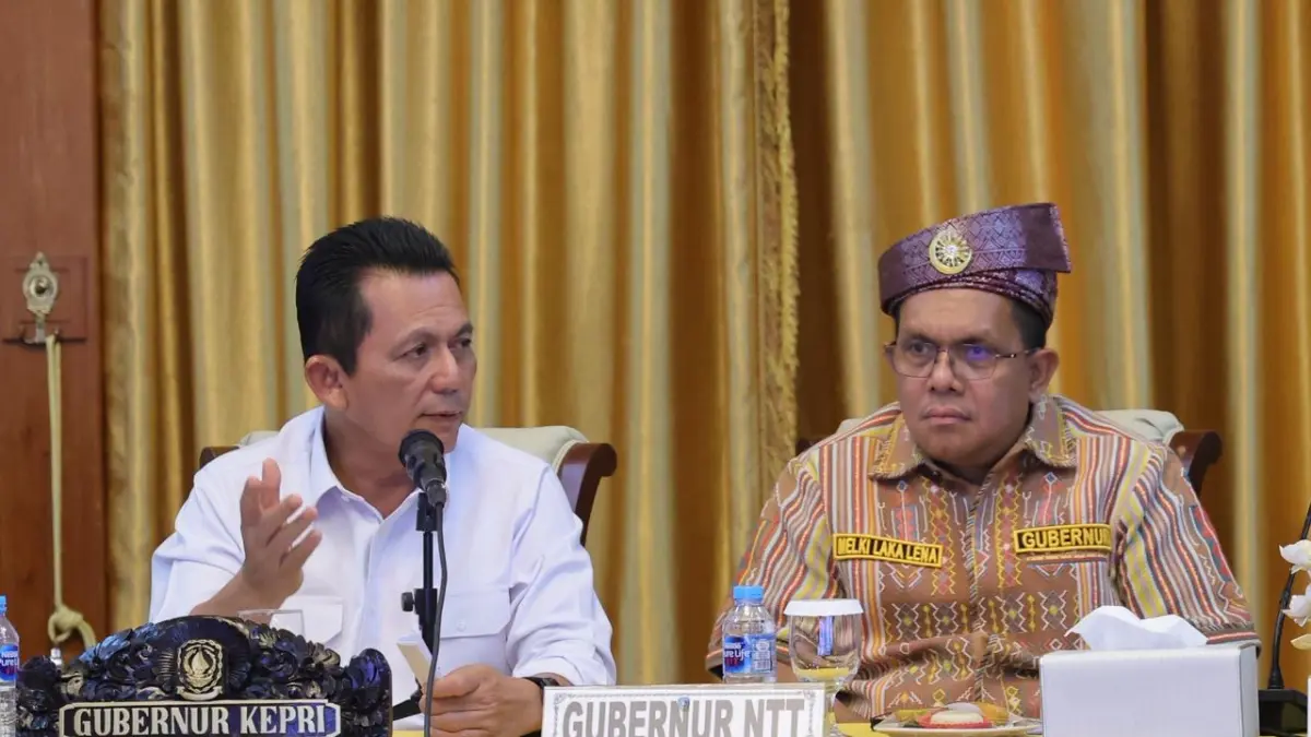 GUBERNUR Kepri, Ansar Ahmad memaparkan kondisi terkini Provinsi Kepri saat menerima kunjungan kerja ke Gubernur Nusa Tenggara Timur Emanuel Melkiades Laka Lena dan rombongan ke Provinsi Kepri di Gedung Daerah, Tanjungpinang, Senin (11/5/2026) lalu. F. Diskominfo Kepri untuk Batam Pos