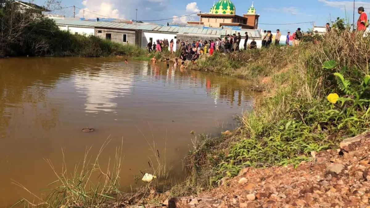 Dua anak meninggal dunia akibat tenggelam di waduk kawasan Perumahan Oleana Park, Piayu, Kecamatan Sei Beduk, Senin (11/5). Polisi bersama warga melakukan evakuasi dan pencarian korban di lokasi kejadian.    F. Yofi / Batam Pos.