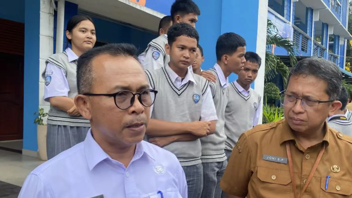 Kepala Disdik Batam Hendri Arulan (kiri). ANTARA/Amandine Nadja 
