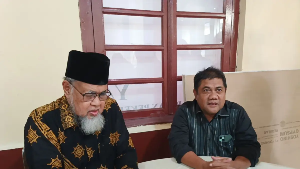 KETUA BP3KR, Huzrin Hood (kiri) saat menyampaikan pembuatan buku sejarah perjuangan pembentukan Provinsi Kepri. F. Mohamad Ismail/Batam Pos