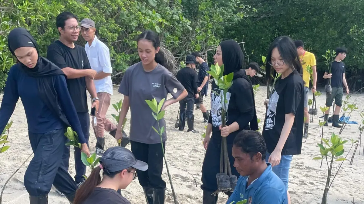 MAHASISWA Temasek Polytechnic Singapore ikut dalam aksi penanaman mangeove di Desa Pengudang, Kecamatan Teluk Sebong, Senin (11/5/2026). F.Slamet Nofasusanto/Batam Pos
