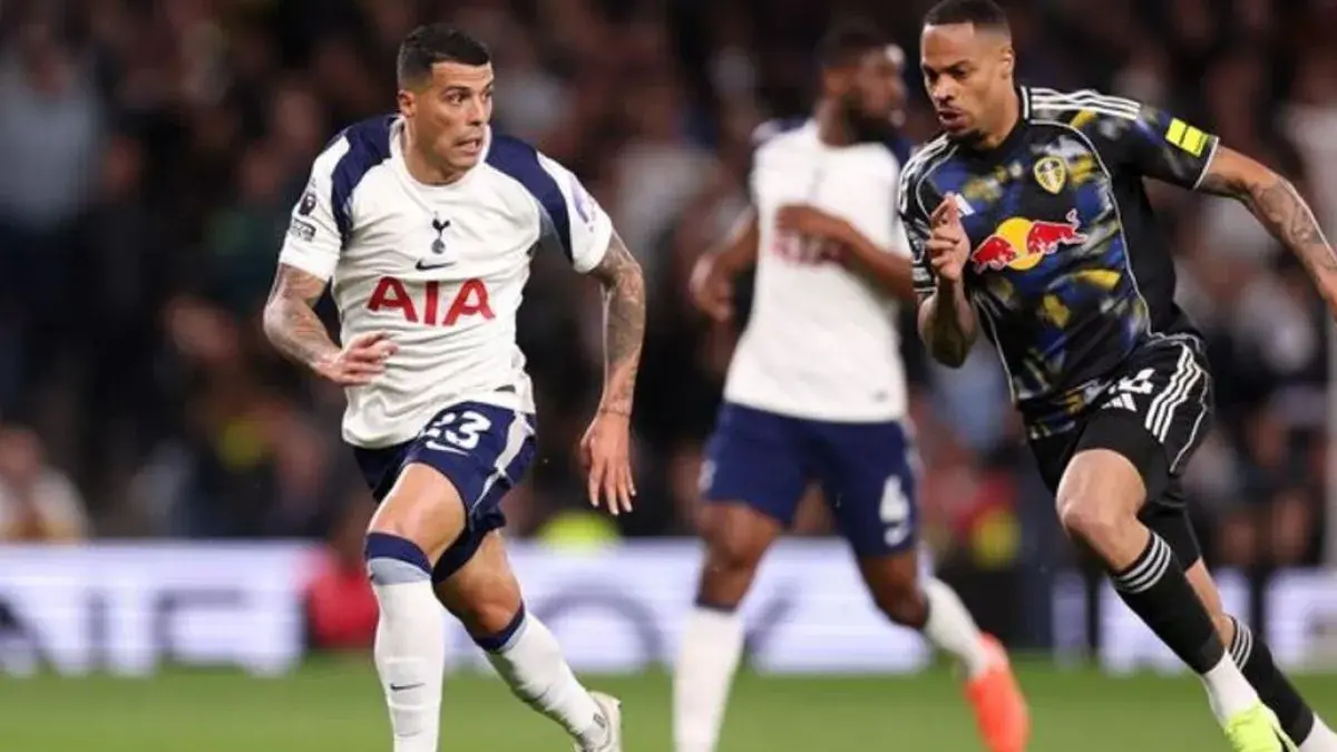 Pemain Tottenham Pedro Porro (kiri) mencoba melepaskan dari dari kawalan bek Leeds United, James Justin dalam lanjutan Liga Inggris 2025/26 di Tottenham Hotspur Stadium pada Senin (11/5/2026). Tottenhamhotspur.com