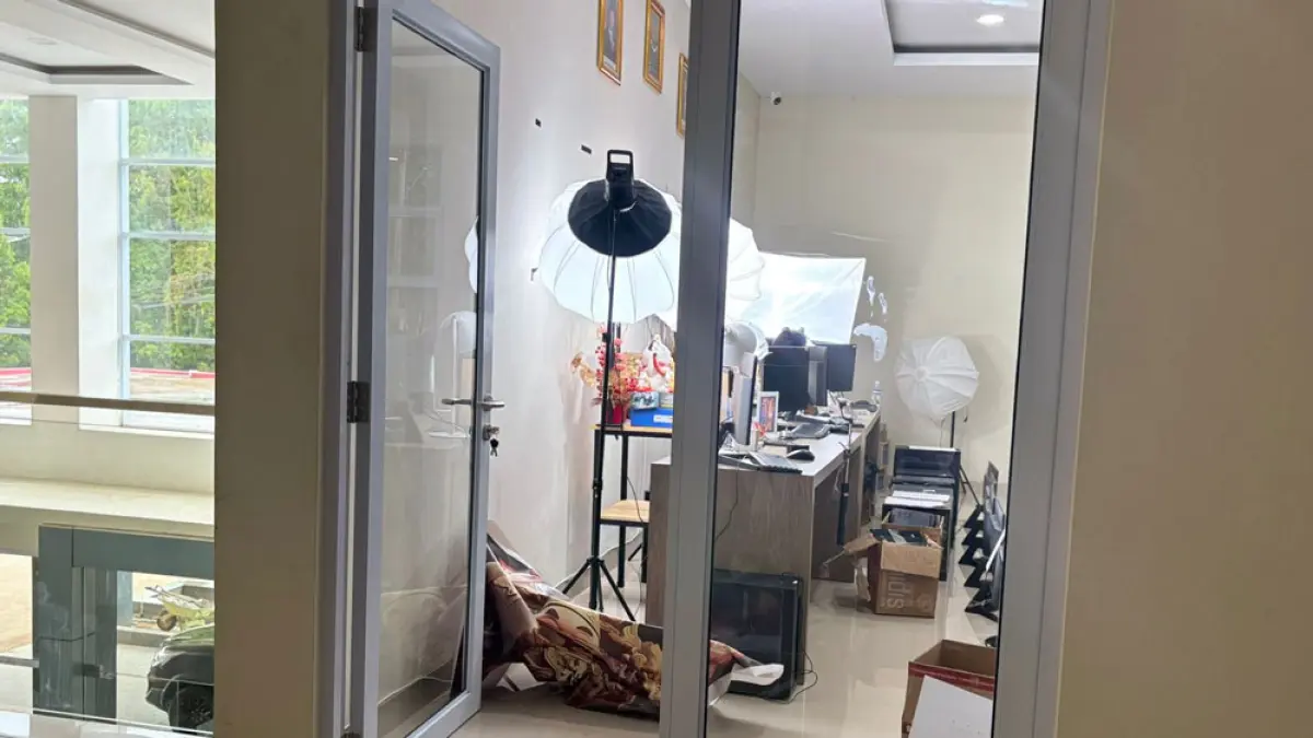 Saat penggerebekan berlangsung, petugas menemukan sejumlah perangkat elektronik yang digunakan untuk menunjang aktivitas ilegal . F, Yashinta / Batam Pos