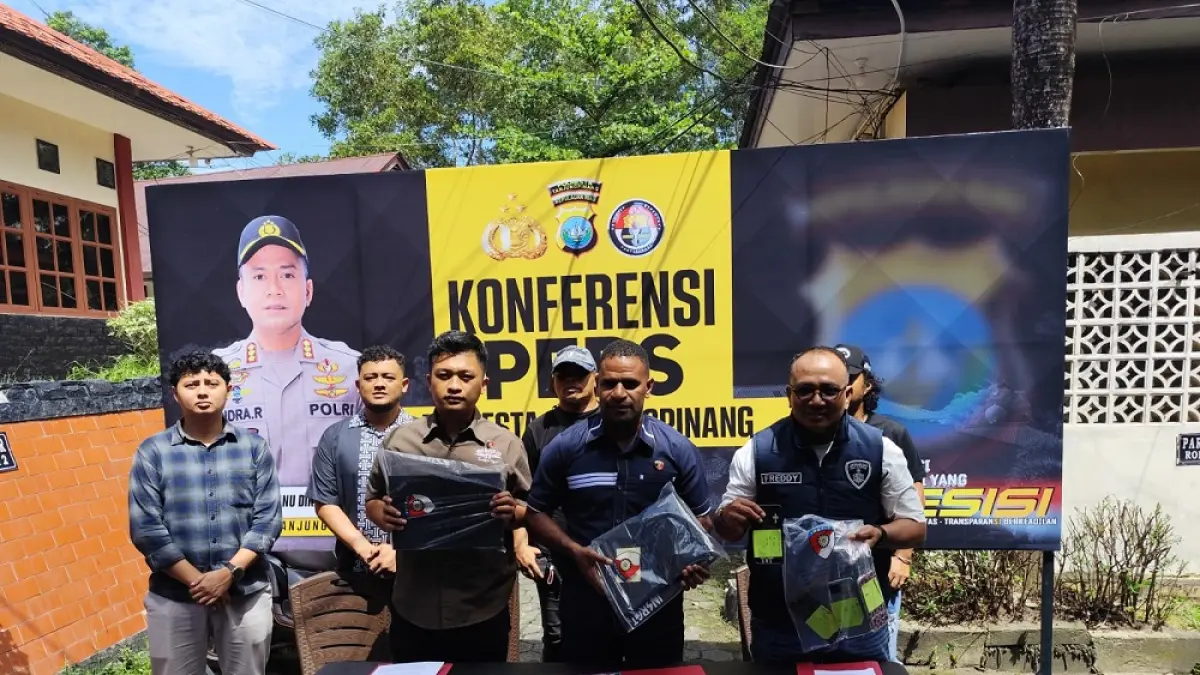 Satreskrim Polresta Tanjungpinang saat menunjukan barang bukti yang diamankan dari rumah kontrakan, tempat para pelaku judi online beroperasi, Selasa (12/5). F. Mohamad Ismail/Batam Pos