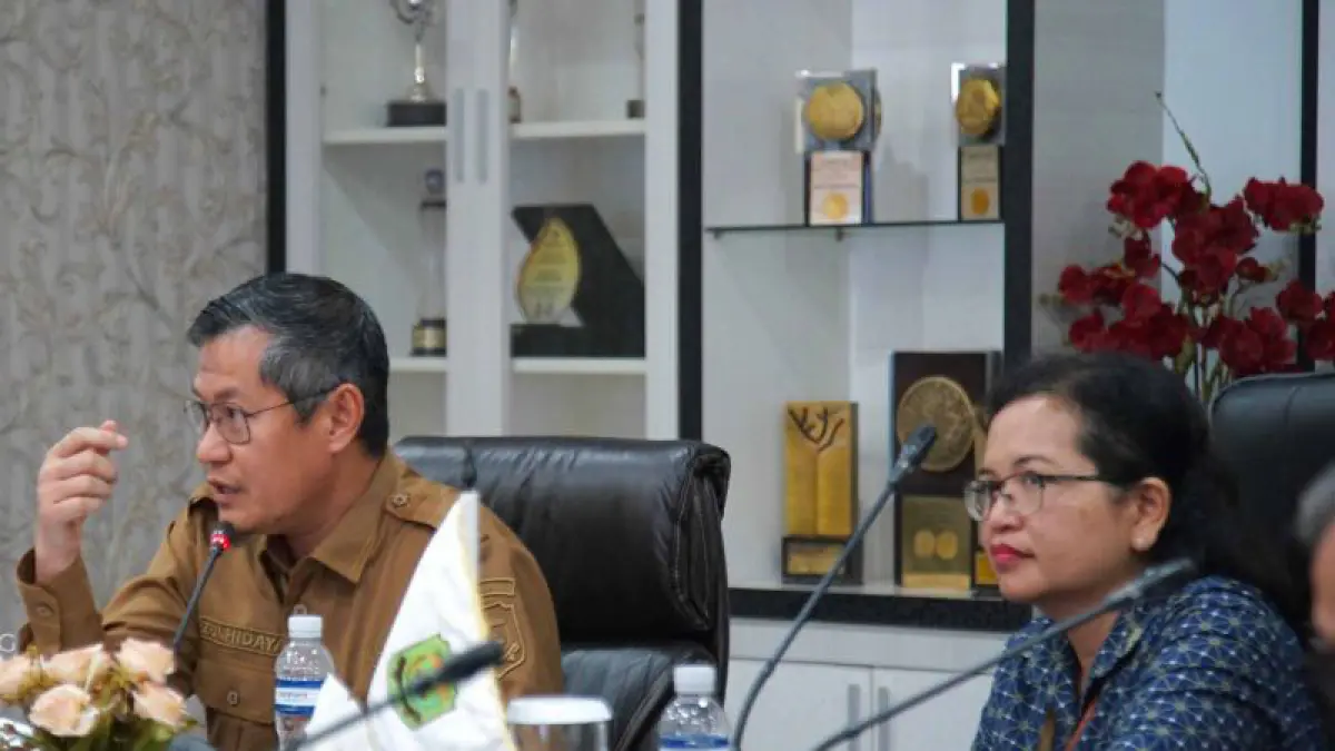 Sekda Kota Tanjungpinang Zulhidayat bersama Kepala BPJS Kesehatan Cabang Tanjungpinang Nara Grace dalam rapat Forum Komunikasi BPJS Kesehatan di kantor wali kota setempat, Selasa (12/5/2026). ANTARA/HO-Diskominfo Tanjungpinang
