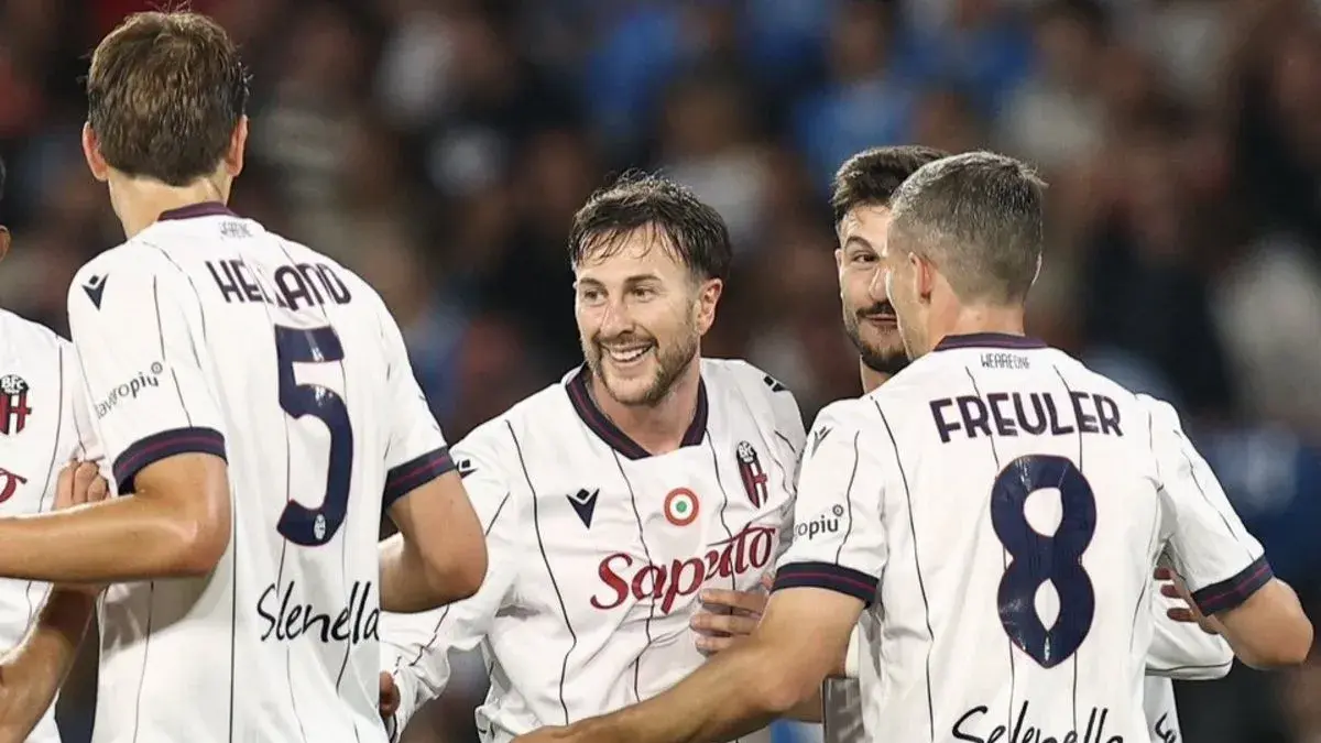 Selebrasi Federico Bernardeschi (tengah) setelah mencetak gol pembuka Bologna dalam pertandingan Liga Italia 2025/26 lawan Napoli di Stadion Diego Armando Maradona pada Senin (11/5/2026). X.com/BolognaFC1909En