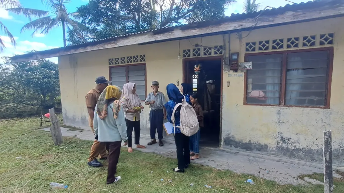 TIM Dinsos Bintan dan Pendamping PKH serta pemerintah desa menyambangi Kim Leng di rumah yang nyaris ambruk di Desa Sebong Lagoi, Kecamatan Teluk Sebong, Selasa (12/5/2026). F.Slamet Nofasusanto/Batam Pos
