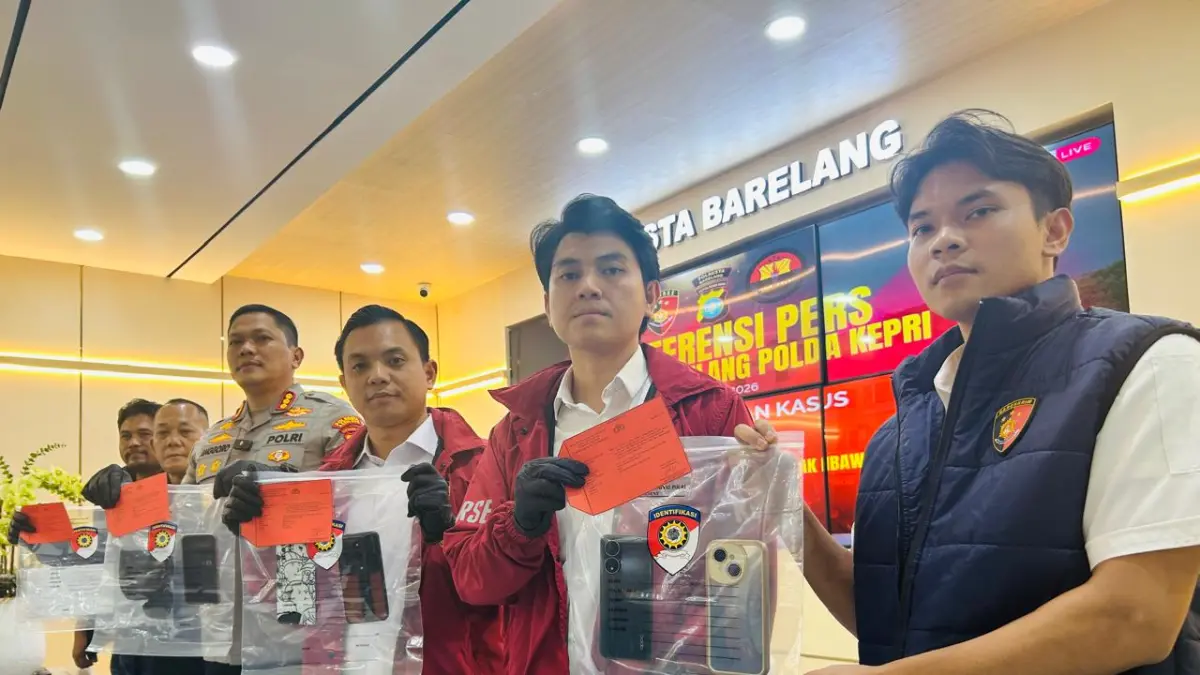 Kapolres Barelang, Kombes Pol Anggoro Wicaksono (ke-3 dari kiri) dan Kasat Reskrim Kompol M Debby Tri Andrestian (Tengah), bersama Kanit dan Tim dari unit PPA Polresta Barelang saat pengungkapan kasus eksploitasi seksual Anak di bawah umur oleh SWH, warga negara Malaysia di Mapolresta Barelang, Batam, Rabu (13/5/2026). F Chahaya Simanjuntak/Batam Pos