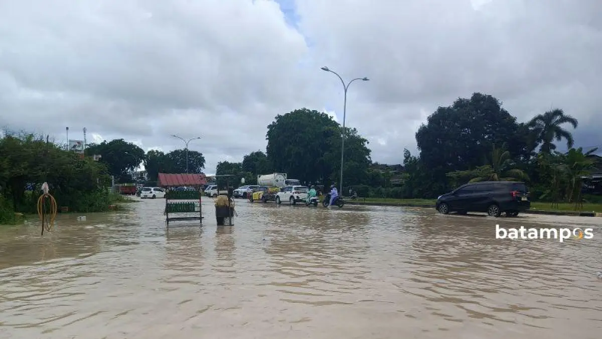 Banjir menggenangi ruas jalan di Batuaji. F. Eusebius Sara/ Batam Pos