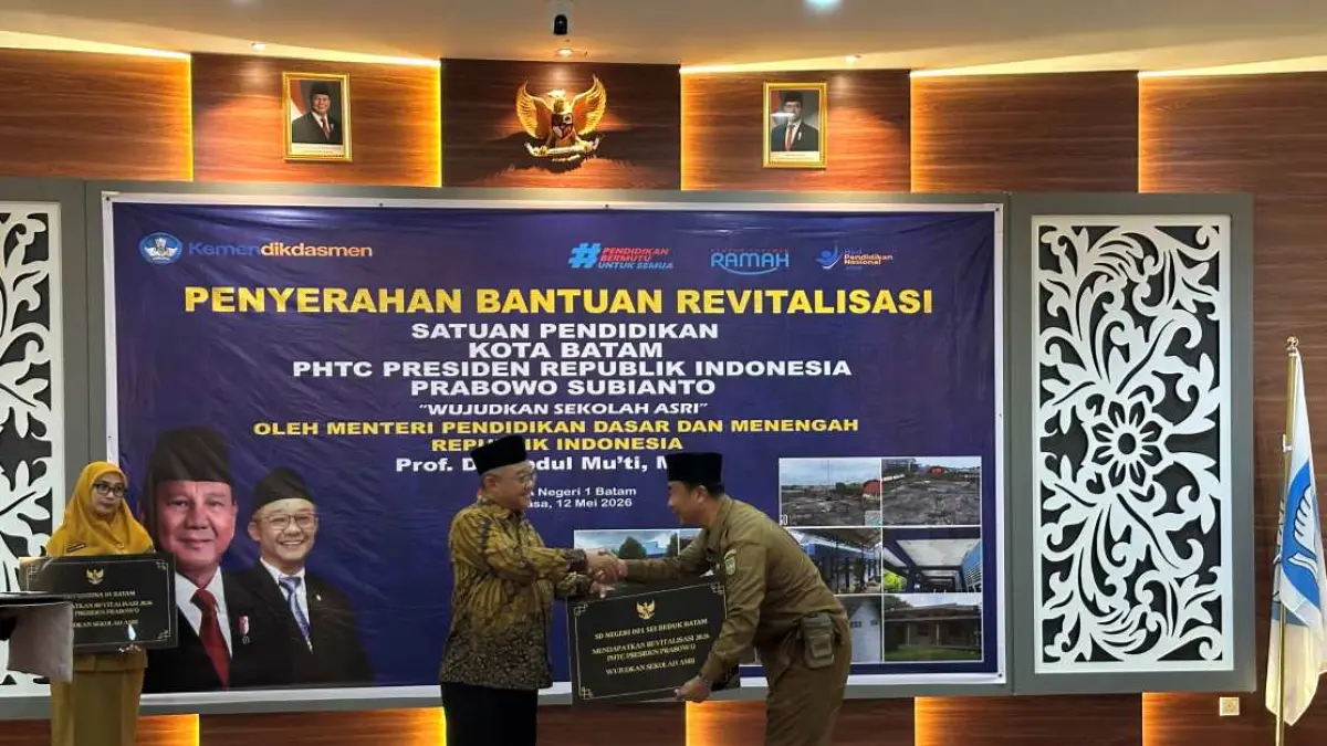F.Yofi Yuhendri/Batam Pos

Menteri Pendidikan Dasar dan Menengah, Abdul Mu’ti menyerahkan bantuan revitalisasi kepada perwakilan kepala sekolah di SMA Negeri 1 Batam, Selasa (12/5) siang. F.Yofi Yuhendri/Batam Pos
