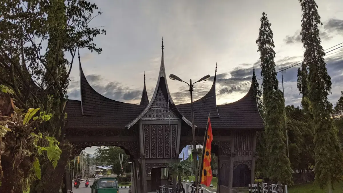 Gerbang Universitas Andalas, salah satu kampus di Sumatera Barat. F. unsplash