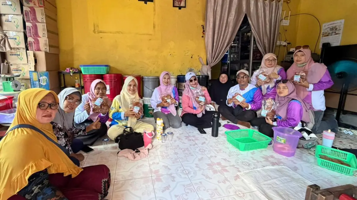 
Keterangan : Pengurus Dekranasda Kepulauan Anambas memonitoring pelaku usaha rumahan di Desa Piasan. Temukan pelaku usaha belum memiliki legalitas.    
Foto : Ihsan Imaduddin/Batam Pos