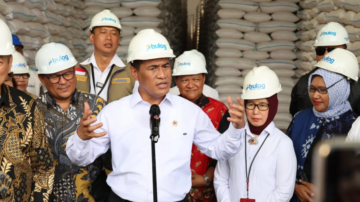 Menteri Pertanian Andi Amran Sulaiman saat menghadiri Dialog Swasembada Pangan di Gudang Bulog Romokalisari, Surabaya, Rabu (13/5/2026). Pemerintah memastikan stok beras nasional aman dengan cadangan mencapai 5,3 juta ton. Foto: Istimewa