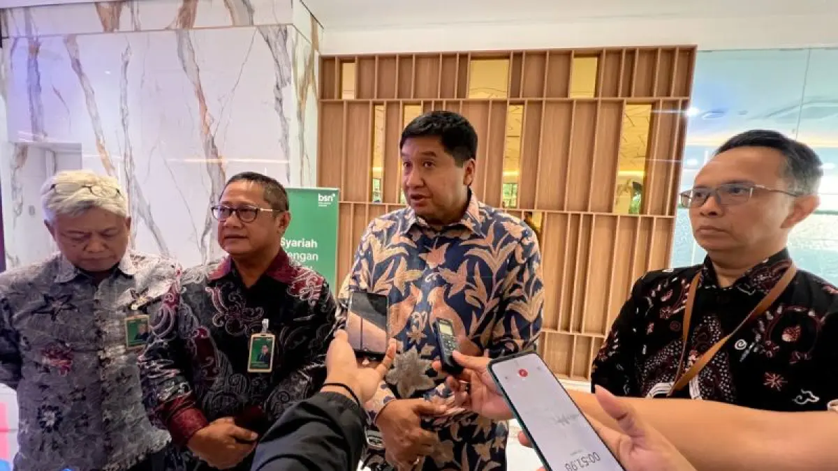 Menteri Perumahan dan Kawasan Permukiman (PKP) Maruarar Sirait (kedua kanan), didampingi Direktur Utama PT Bank Syariah Nasional (BSN) Alex Sofjan Noor (kedua kiri) menggelar jumpa pers usai rapat di Kantor Bank BSN Jakarta, Rabu (13/5/2026). F.Harianto/Antara